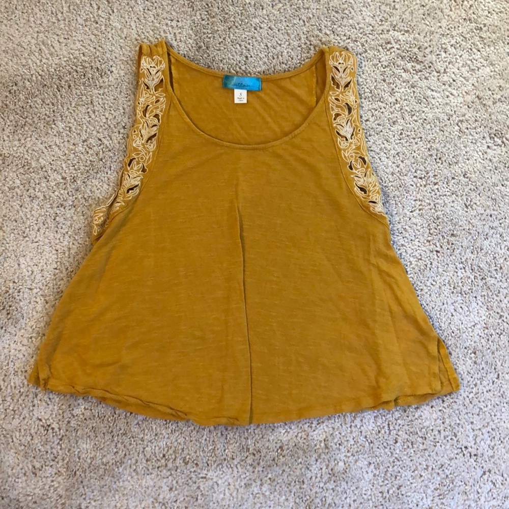 Francesca‘s yellow crop top